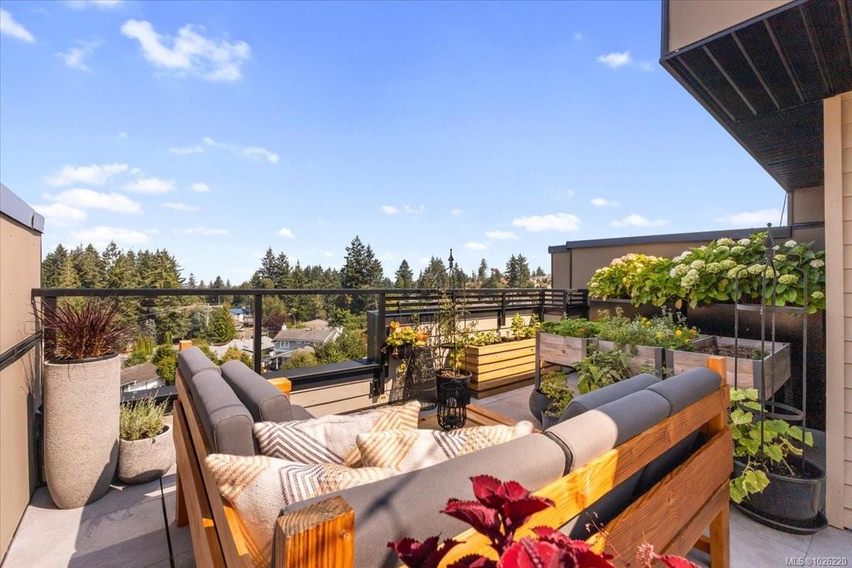 Townhouse for sale in Nanaimo, 102 5711 Vanderneuk Rd, 1026220 | Realtylink.org