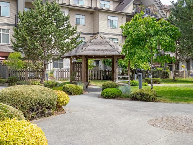 Apartment for sale in Nanaimo, 207 2117 Meredith Rd, 1028521 | Realtylink.org