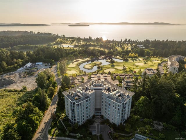 Apartment for sale in Saanich, 301 5388 Hill Rise Ter, 1032821 | Realtylink.org