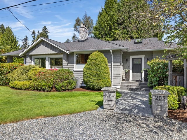 House for sale in Qualicum Beach, 202 Crescent E Rd, 1036903 | Realtylink.org