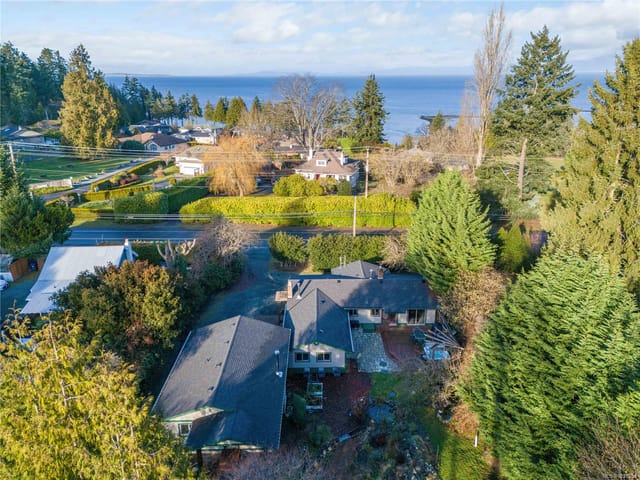 House for sale in Qualicum Beach, 3872 Island W Hwy, 1038854 | Realtylink.org