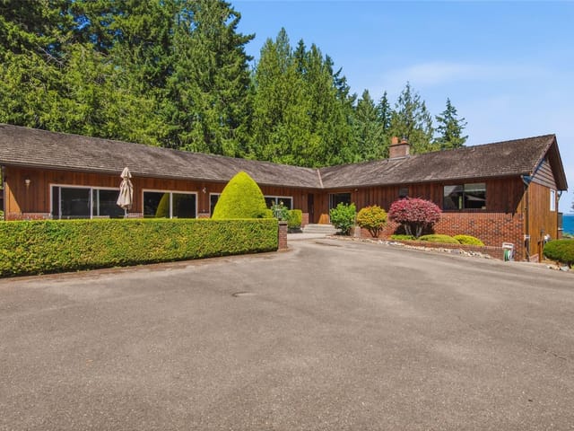House for sale in Qualicum Beach, 5071 Island W Hwy, 1042297 | Realtylink.org