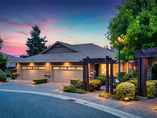 Townhouse for sale in Nanaimo, 102 4472 Stonebridge Pl, 1042669 | Realtylink.org