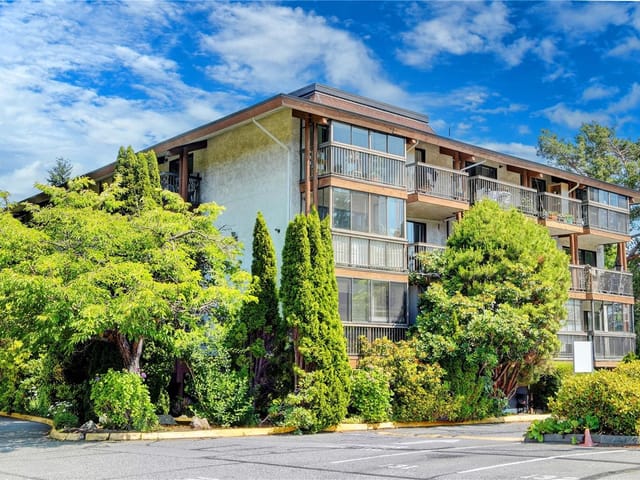 Apartment for sale in Saanich, 304 1009 McKenzie Ave, 1043721 | Realtylink.org