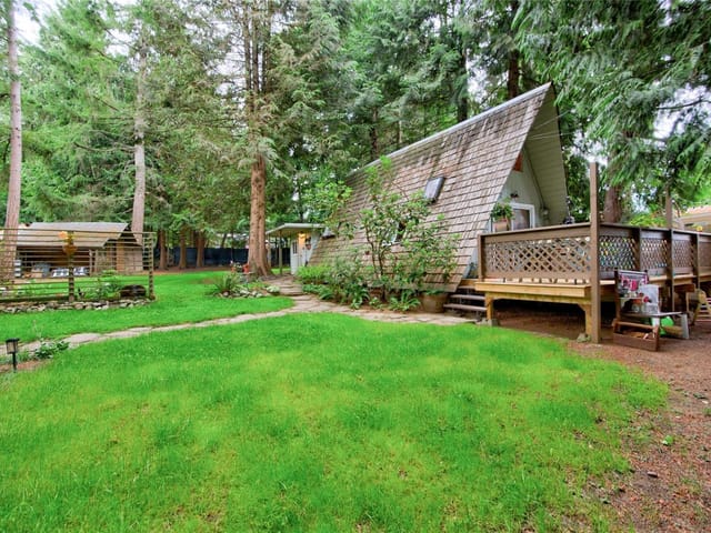 House for sale in Fanny Bay, 7685 Ships Point Rd, 1043877 | Realtylink.org
