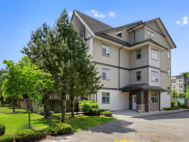 Apartment for sale in Nanaimo, 204 2117 Meredith Rd, 1044057 | Realtylink.org