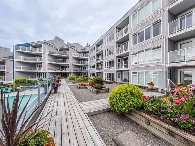 Apartment for sale in Nanaimo, 112 2562 Departure Bay Rd, 1044407 | Realtylink.org