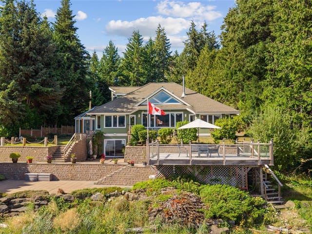 House for sale in Fanny Bay, 7602 Ships Point Rd, 1044616 | Realtylink.org