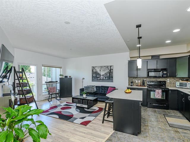 Apartment for sale in Saanich, 205 3915 Carey Rd, 1046233 | Realtylink.org