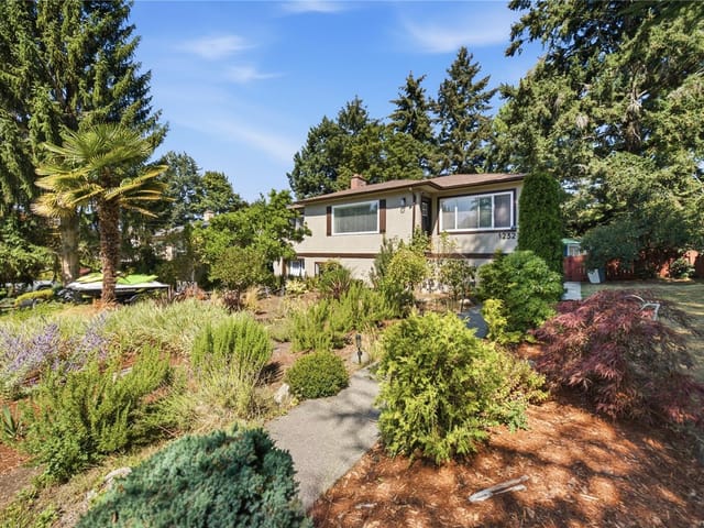House for sale in Saanich, 1232 Pearce Cres, 1047329 | Realtylink.org