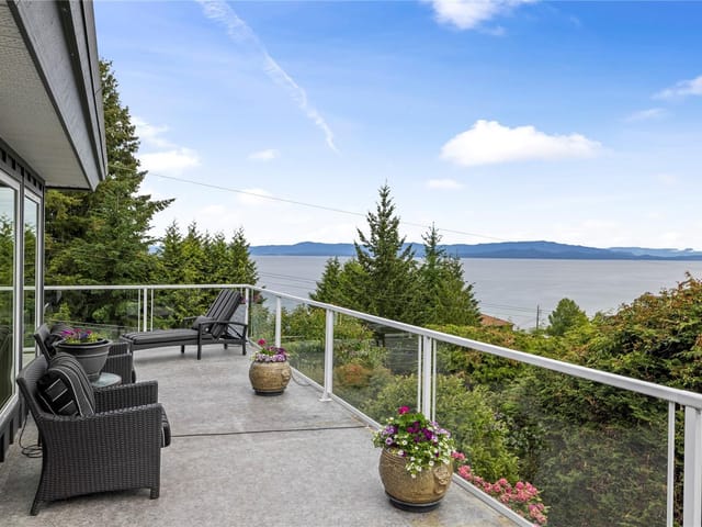 House for sale in Qualicum Beach, 372 Crescent W Rd, 1047472 | Realtylink.org