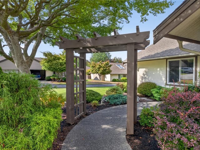 Townhouse for sale in Qualicum Beach, 1 885 Berwick S Rd, 1047694 | Realtylink.org