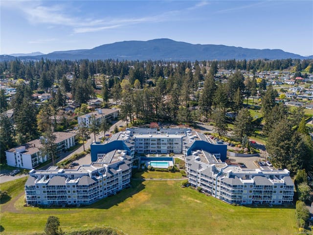 Apartment for sale in Nanaimo, 208 2562 Departure Bay Rd, 1050595 | Realtylink.org
