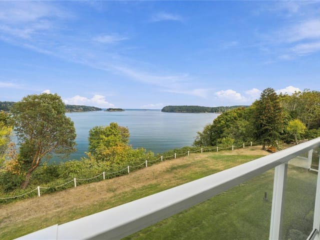 Apartment for sale in Nanaimo, 303 2560 Departure Bay Rd, 1050895 | Realtylink.org