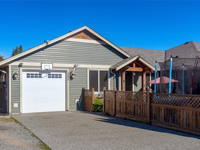 1/2 Duplex for sale in Nanaimo, 2250 Meredith Rd, 1051585 | Realtylink.org