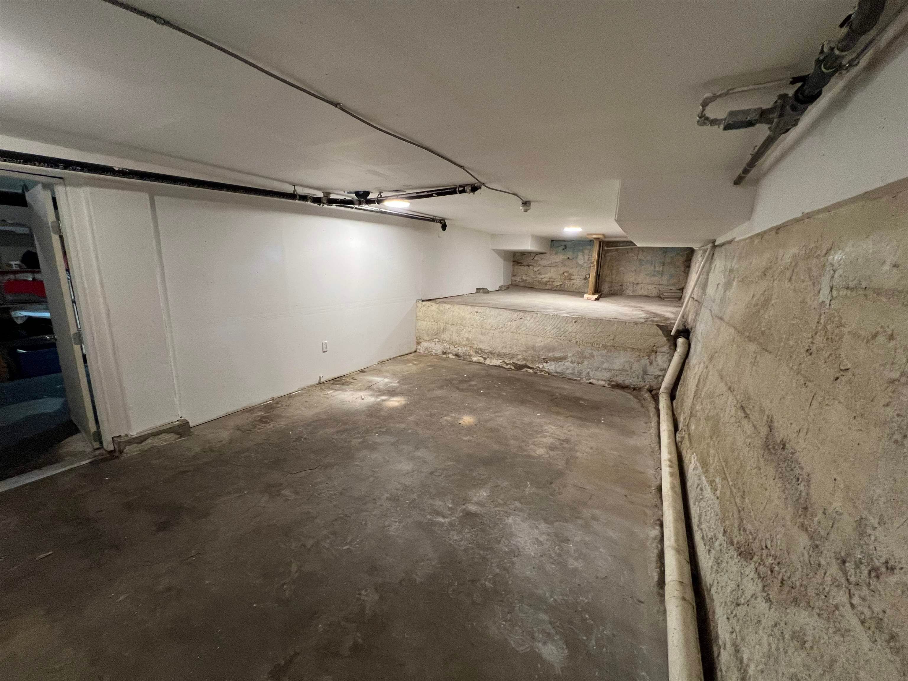 Industrial for lease in North Meadows, North Vancouver, BSMT 279 8th Street, 224977518 | Realtylink.org