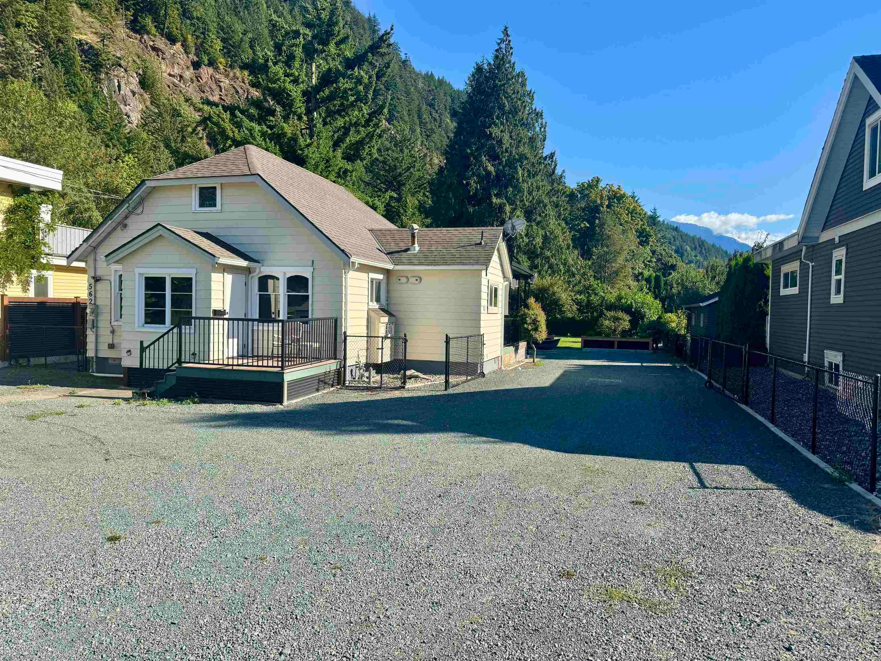 House for sale in Harrison Hot Springs, Harrison Lake, 562 Lillooet Avenue, 263070666 | Realtylink.org