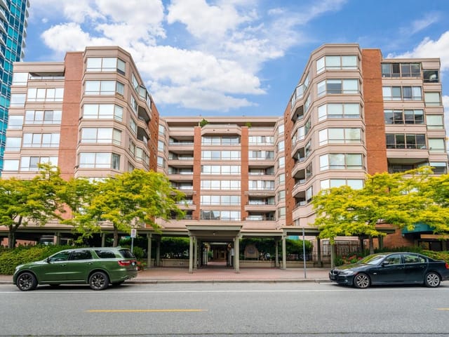 Apartment for sale in White Rock, South Surrey White Rock, 101 15111 Russell Avenue, 263087106 | Realtylink.org