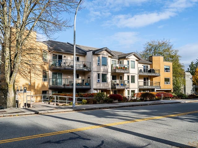 Apartment for sale in Surrey, South Surrey White Rock, 212 15255 18 Avenue, 263089347 | Realtylink.org