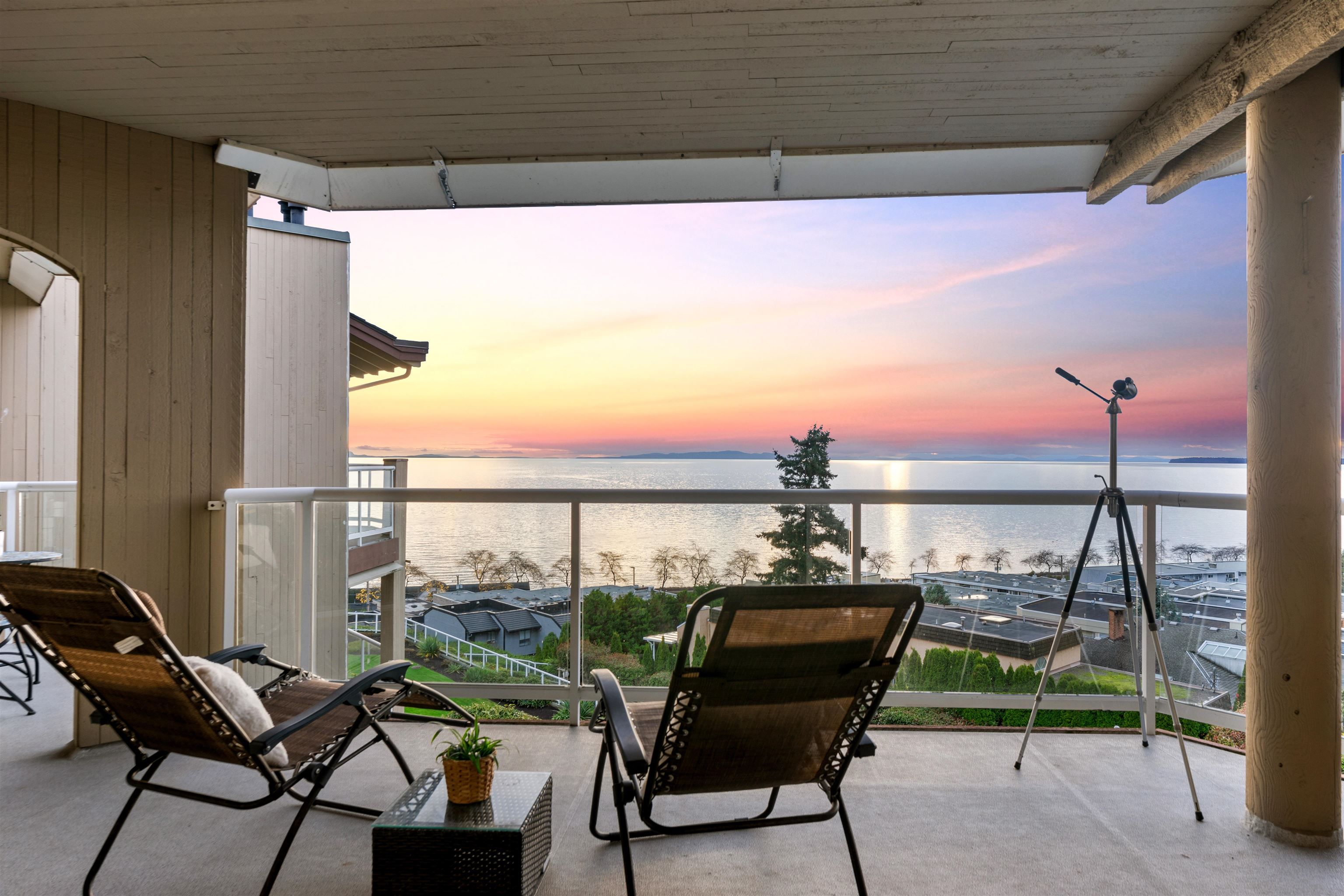 Apartment for sale in White Rock, South Surrey White Rock, 402 15025 Victoria Avenue, 263090962 | Realtylink.org