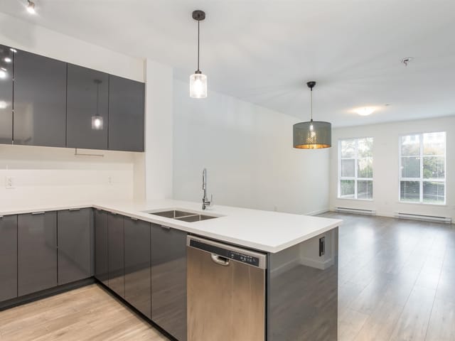 Apartment for sale in Surrey, South Surrey White Rock, 106 15137 33 Avenue, 263097938 | Realtylink.org