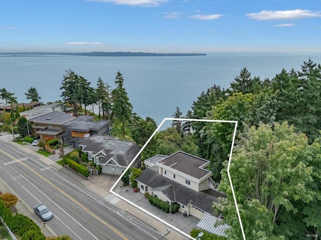 House for sale in White Rock, South Surrey White Rock, 14104 Marine Drive, 263098979 | Realtylink.org