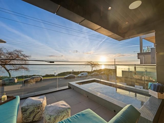 House for sale in White Rock, South Surrey White Rock, 14555 Marine Drive, 263103623 | Realtylink.org