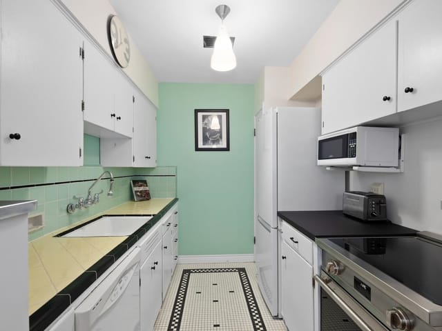 Apartment for sale in Vancouver, Vancouver West, 204 1565 Burnaby Street, 263103848 | Realtylink.org