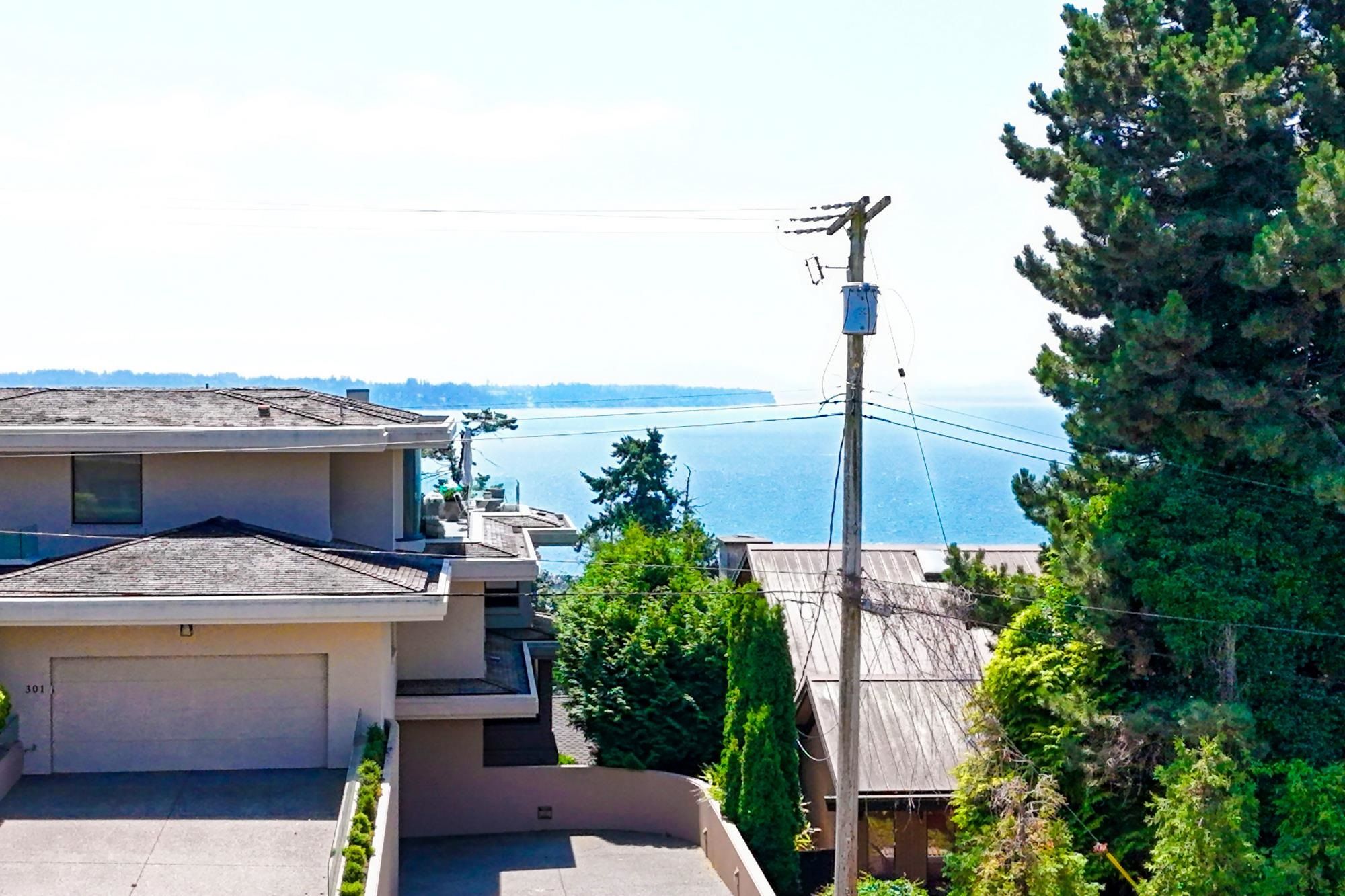 Apartment for sale in White Rock, South Surrey White Rock, 105 15041 Prospect Avenue, 263103861 | Realtylink.org