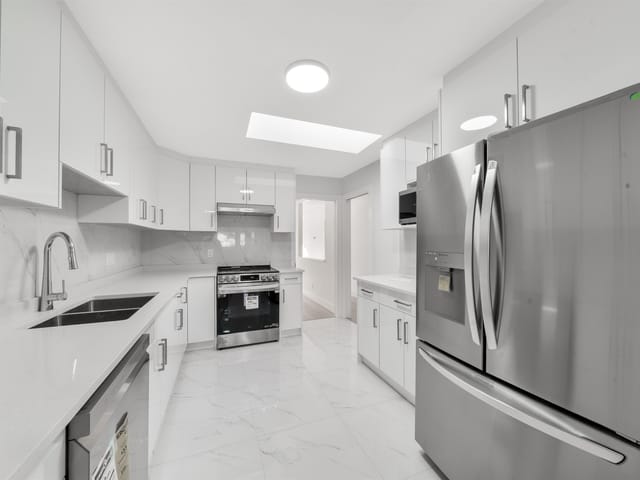 1/2 Duplex for sale in Burnaby, Burnaby North, 5811 Sprott Street, 263104527 | Realtylink.org