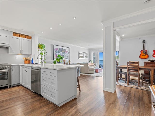 Apartment for sale in White Rock, South Surrey White Rock, 406 15621 Marine Drive, 263105055 | Realtylink.org