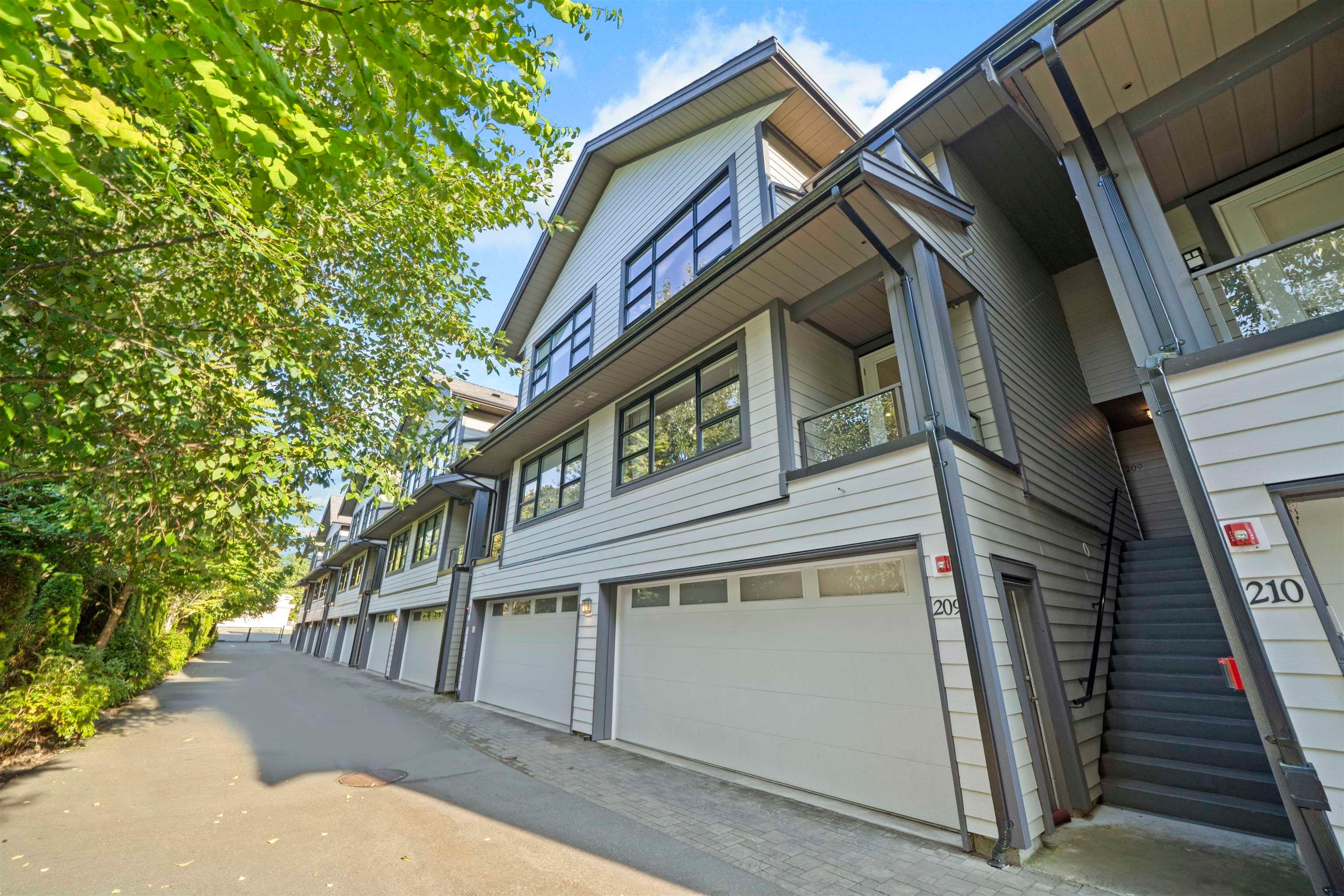 Townhouse for sale in Surrey, South Surrey White Rock, 209 13585 16 Avenue, 263105955 | Realtylink.org