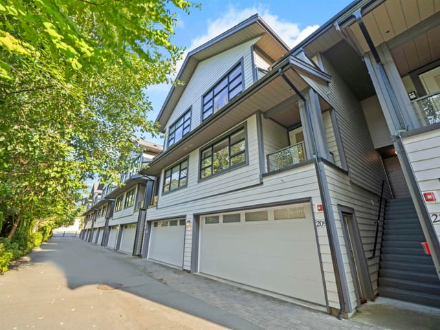 Townhouse for sale in Surrey, South Surrey White Rock, 209 13585 16 Avenue, 263105955 | Realtylink.org