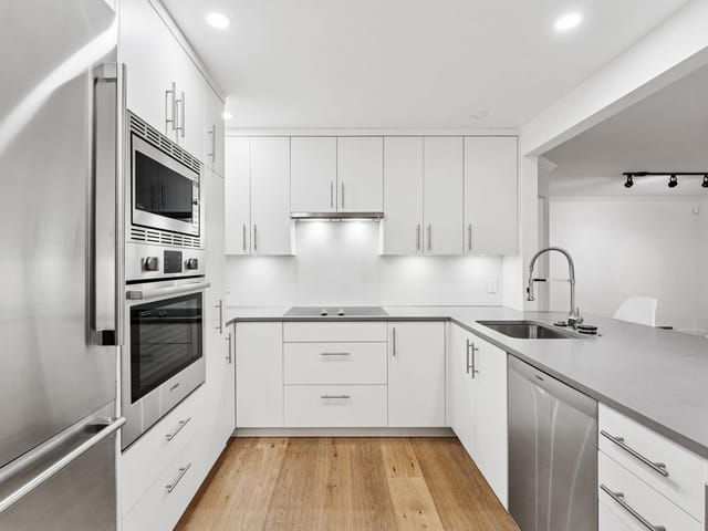 Apartment for sale in West Vancouver, West Vancouver, 1 2110 Marine Drive, 263106971 | Realtylink.org