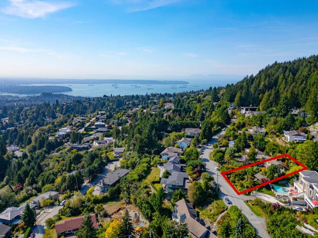 House for sale in West Vancouver, West Vancouver, 560 Craigmohr Drive, 263107083 | Realtylink.org