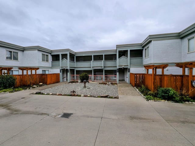 Apartment for sale in Sechelt, Sunshine Coast, 322 5780 Trail Avenue, 263107515 | Realtylink.org