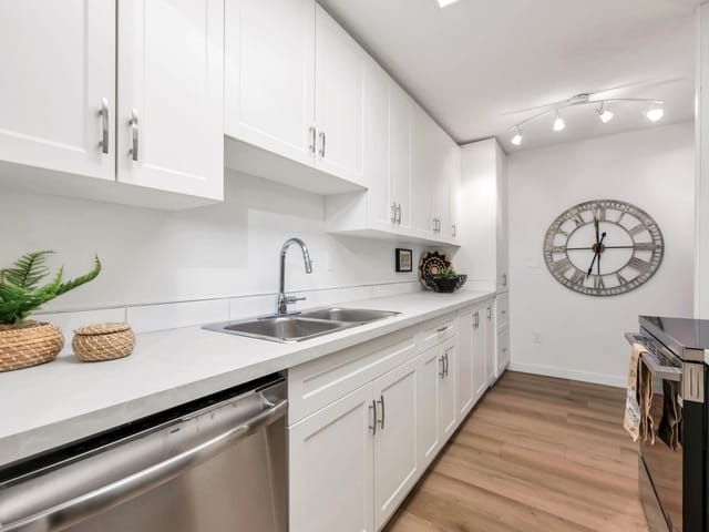 Apartment for sale in White Rock, South Surrey White Rock, 107 15020 North Bluff Road, 263108378 | Realtylink.org