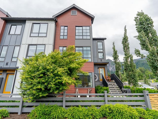Townhouse for sale in Squamish, Squamish, 37981 Helm Way, 263110209 | Realtylink.org