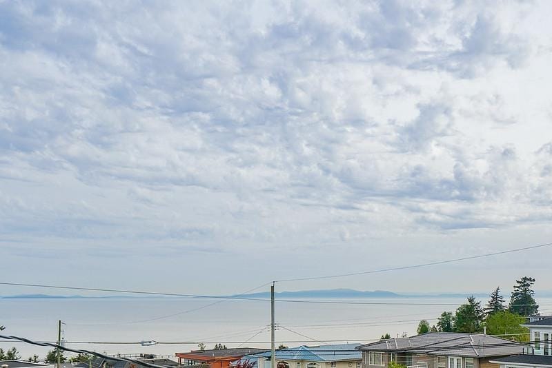 House for sale in White Rock, South Surrey White Rock, 15708 Cliff Avenue, 263112286 | Realtylink.org