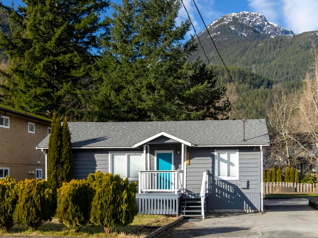 House for sale in Squamish, Squamish, 39727 Government Road, 263113161 | Realtylink.org