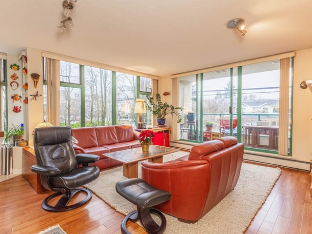 Apartment for sale in White Rock, South Surrey White Rock, 207 15466 North Bluff Road, 263115121 | Realtylink.org