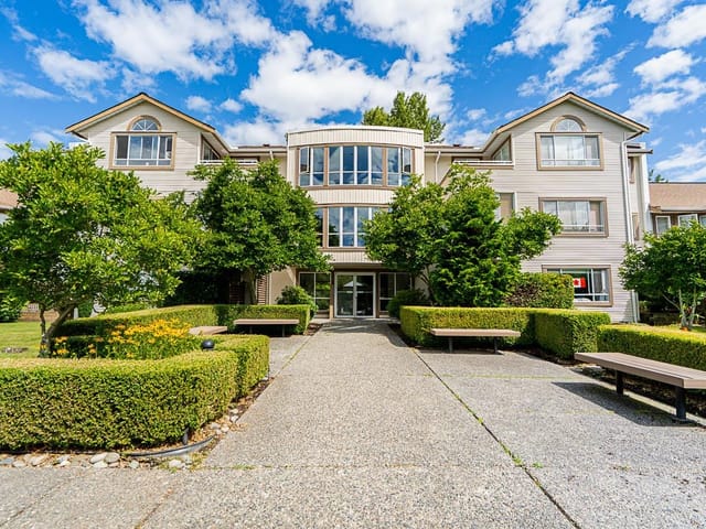 Apartment for sale in White Rock, South Surrey White Rock, 212 15991 Thrift Avenue, 263115522 | Realtylink.org