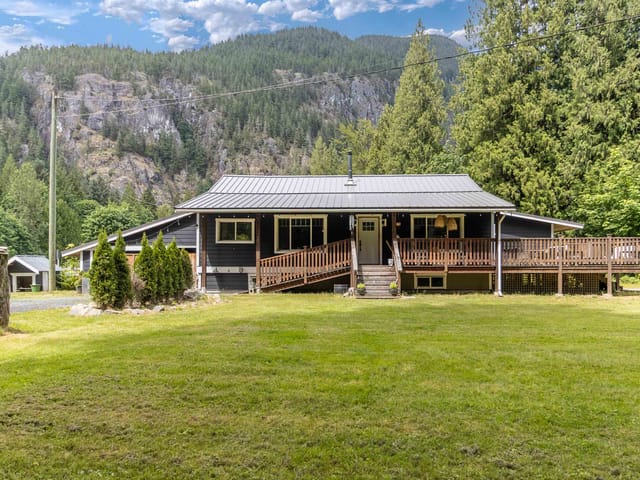 House for sale in Squamish, Squamish, 14848 Squamish Valley Road, 263117566 | Realtylink.org