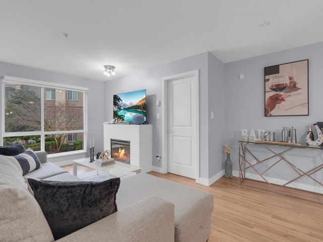 Apartment for sale in Surrey, South Surrey White Rock, 352 15850 26 Avenue, 263118494 | Realtylink.org