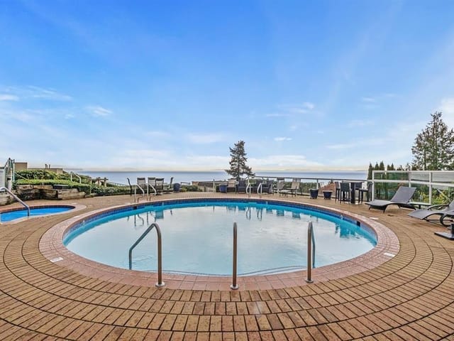 Apartment for sale in White Rock, South Surrey White Rock, 102 15025 Victoria Avenue, 263118788 | Realtylink.org
