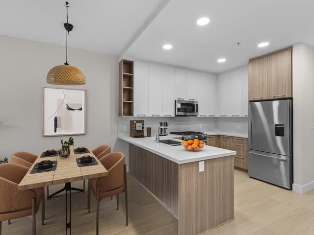 Apartment for sale in White Rock, South Surrey White Rock, 102 14022 North Bluff Road, 263120831 | Realtylink.org