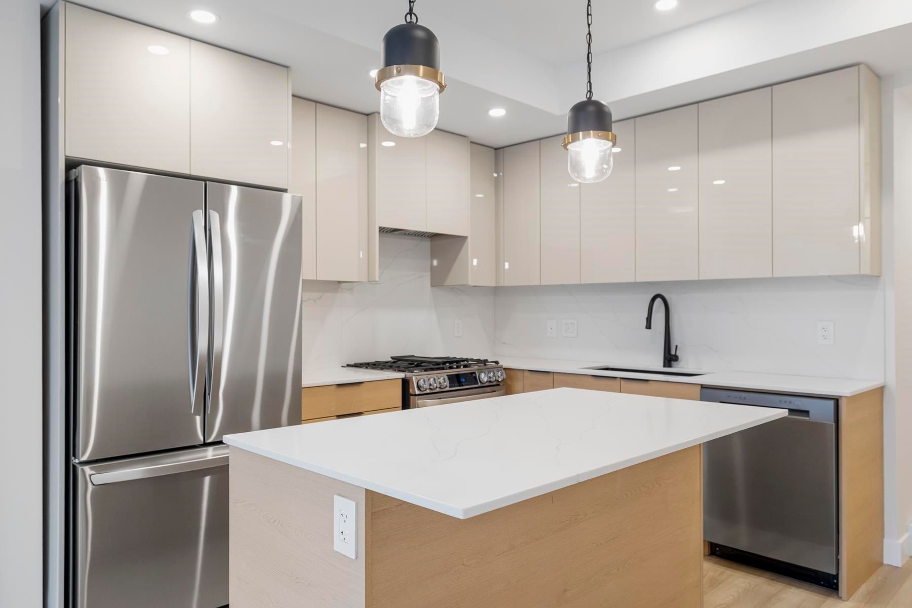 Apartment for sale in Surrey, South Surrey White Rock, 203 15353 17 Avenue, 263122574 | Realtylink.org