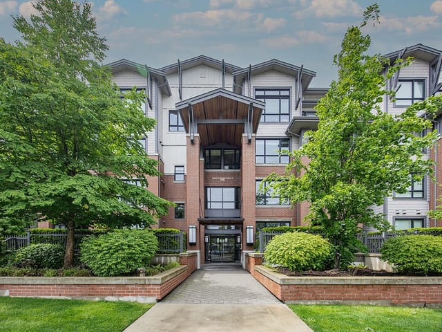 Apartment for sale in Surrey, South Surrey White Rock, 205 2960 151 Street, 263124062 | Realtylink.org