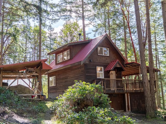 House for sale in Pender Island, Islands-Van. & Gulf, 9868 Castle Road, 263125652 | Realtylink.org
