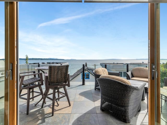 House for sale in White Rock, South Surrey White Rock, 15364 Victoria Avenue Street, 263126320 | Realtylink.org